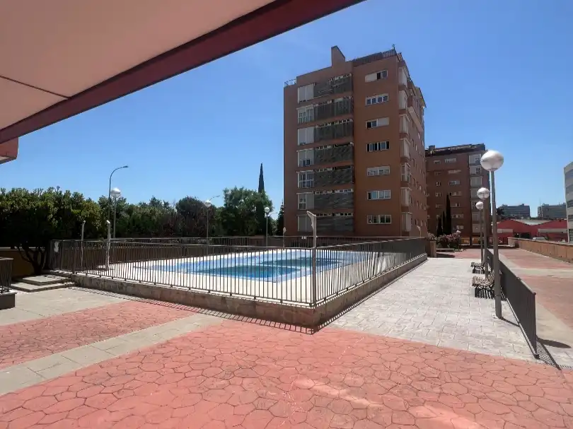 Swimming pool of Flat for share in Madrid  with Air Conditioner, Private garden and Parquet flooring