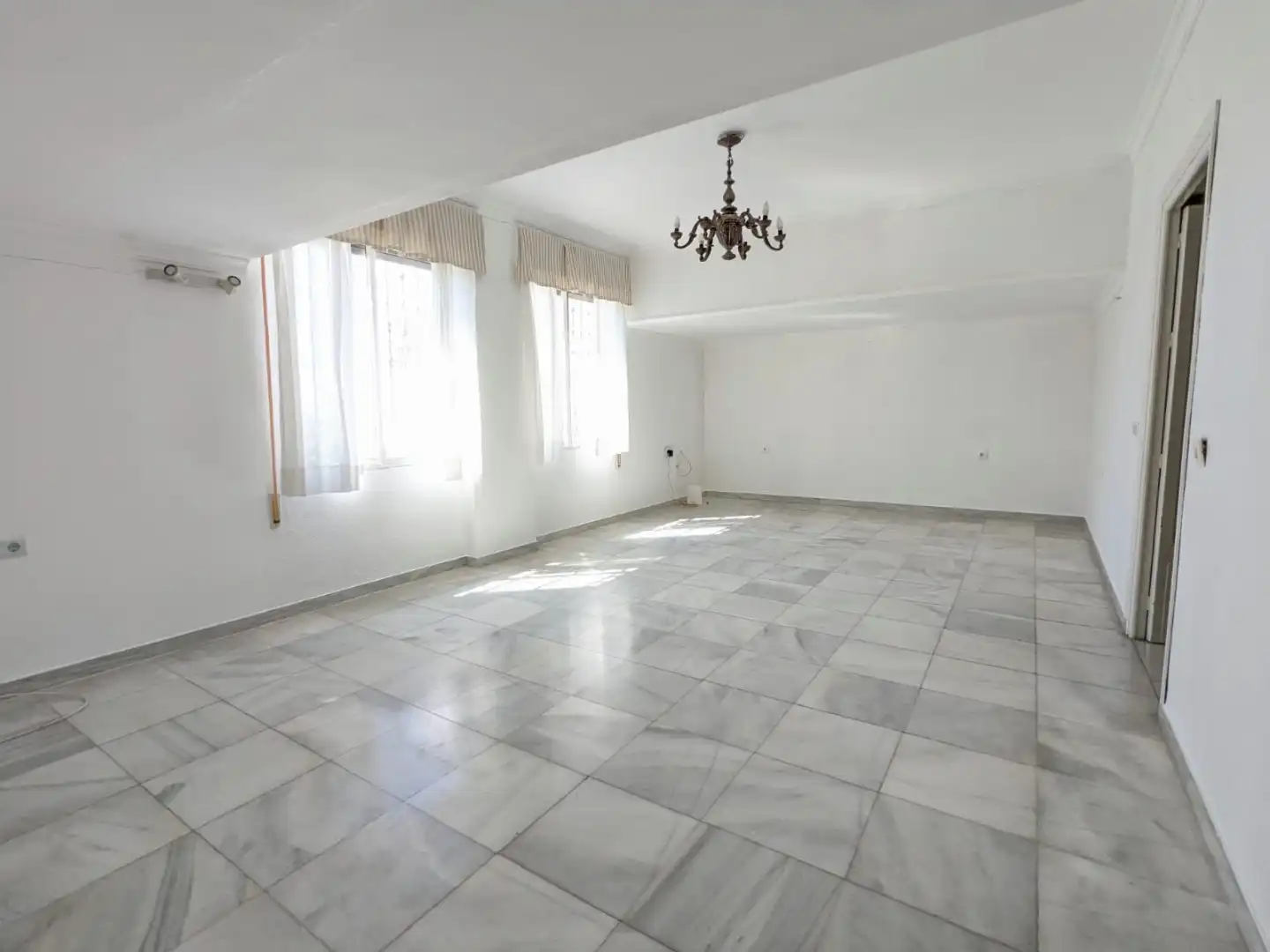Sala d'estar de Casa o xalet en venda en Sevilla amb Aire condicionat, Jardí privat i Parquet