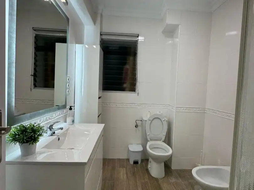 Flat for rent in Calle Cruz de Granada, Angustias - Chana - Encina Bathroom of Flat for rent in Granada with Air Conditioner, Heating and Furnished