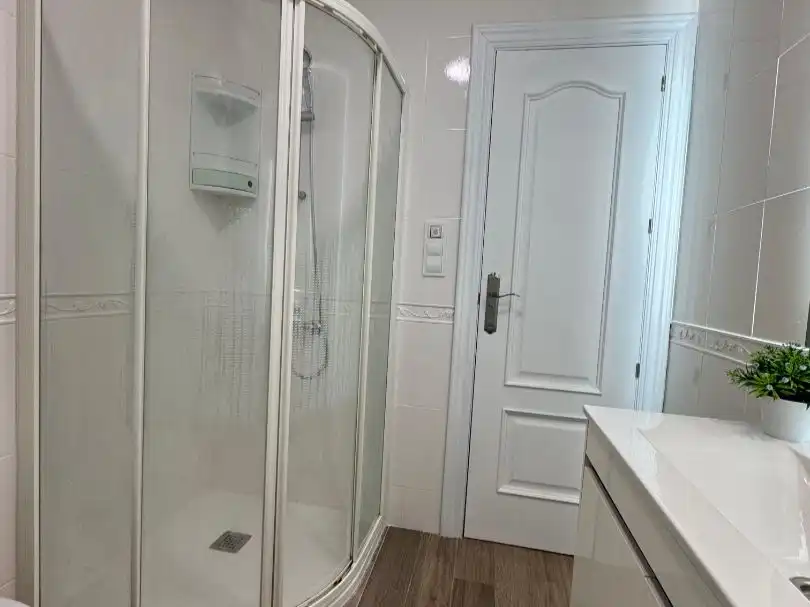 Flat for rent in Calle Cruz de Granada, Angustias - Chana - Encina Bathroom of Flat for rent in Granada with Air Conditioner, Heating and Furnished
