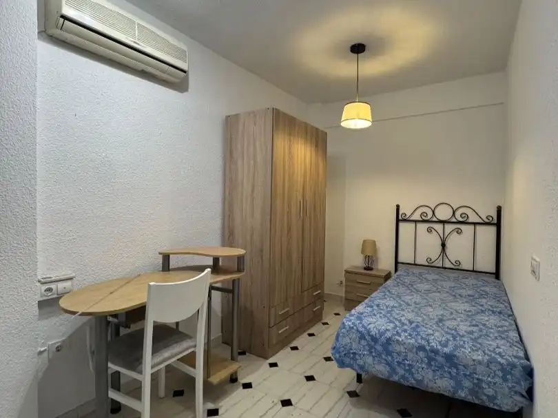 Flat for rent in Calle Cruz de Granada, Angustias - Chana - Encina Bedroom of Flat for rent in Granada with Air Conditioner, Heating and Furnished