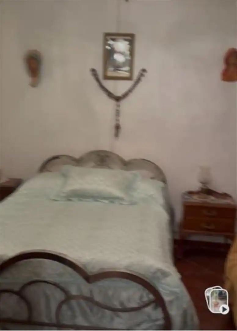 Casa adosada en venda a Almadén Dormitori de Casa adosada en venda en Almadén amb Traster i Moblat