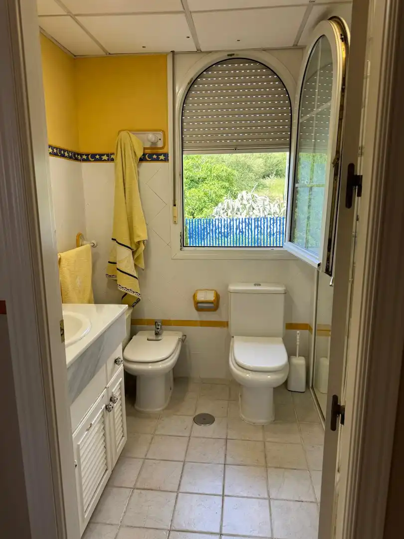 Houses for sale in Calle Escultor Freila Guevara, 32, El Brillante -El Naranjo - El Tablero Bathroom of Houses for sale in Córdoba with Air Conditioner, Heating and Private garden