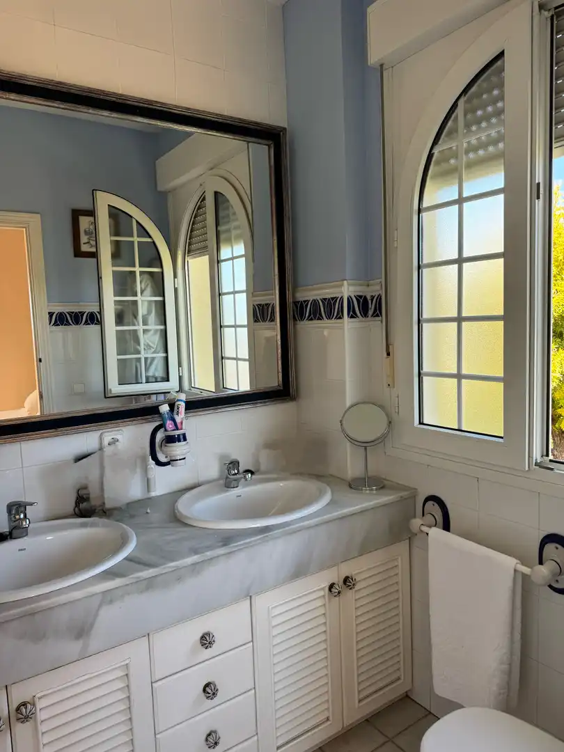 Houses for sale in Calle Escultor Freila Guevara, 32, El Brillante -El Naranjo - El Tablero Bathroom of Houses for sale in Córdoba with Air Conditioner, Heating and Private garden