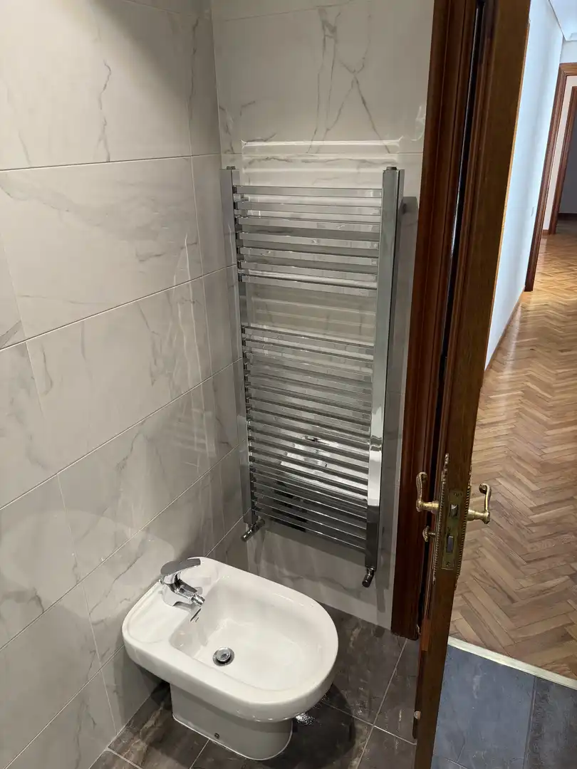 Flat for sale in Calle Mercedes, 5, Plaza de Toros Bathroom of Flat for sale in Valladolid Capital with Terrace and Balcony
