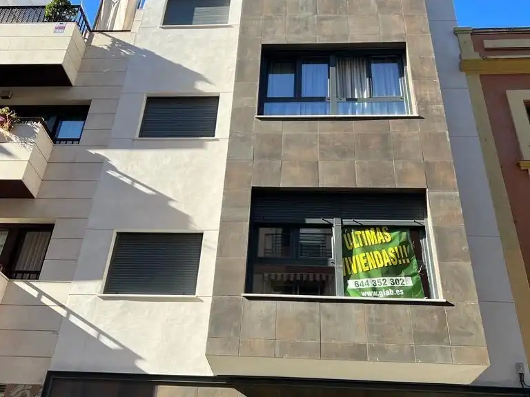 Wohnung zur Miete in Los Remedios Außenansicht von Wohnung zur Miete in Sevilla mit Klimaanlage, Parkett und Terrasse