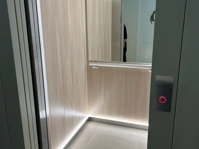 Wohnung zur Miete in Los Remedios Wohnung zur Miete in Sevilla mit Klimaanlage, Parkett und Terrasse