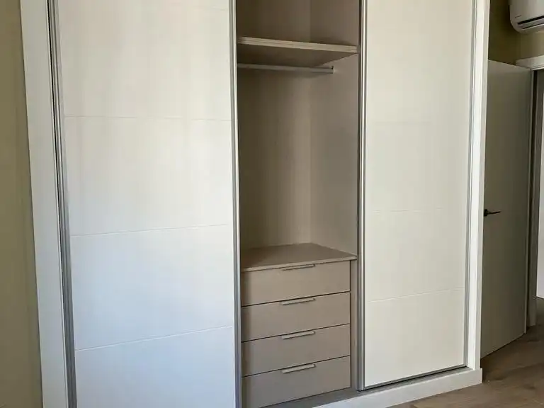 Wohnung zur Miete in Los Remedios Schlafzimmer von Wohnung zur Miete in Sevilla mit Klimaanlage, Parkett und Terrasse