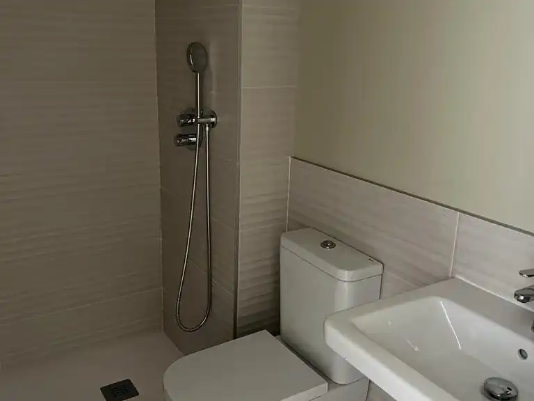 Wohnung zur Miete in Los Remedios Badezimmer von Wohnung zur Miete in Sevilla mit Klimaanlage, Parkett und Terrasse
