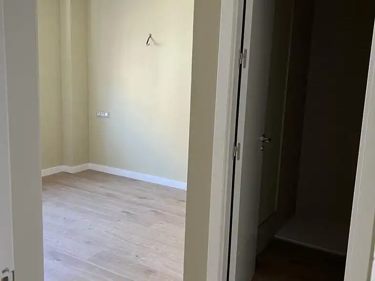 Wohnung zur Miete in Los Remedios Wohnung zur Miete in Sevilla mit Klimaanlage, Parkett und Terrasse