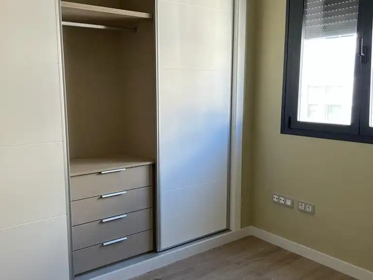 Wohnung zur Miete in Los Remedios Schlafzimmer von Wohnung zur Miete in Sevilla mit Klimaanlage, Parkett und Terrasse