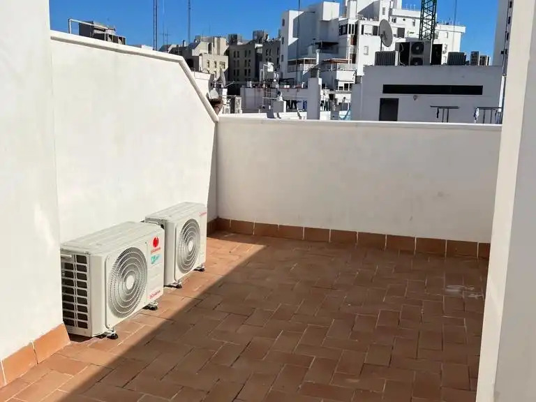Wohnung zur Miete in Los Remedios Terrasse von Wohnung zur Miete in Sevilla mit Klimaanlage, Parkett und Terrasse