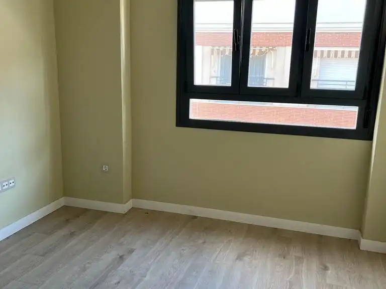Wohnung zur Miete in Los Remedios Schlafzimmer von Wohnung zur Miete in Sevilla mit Klimaanlage, Parkett und Terrasse
