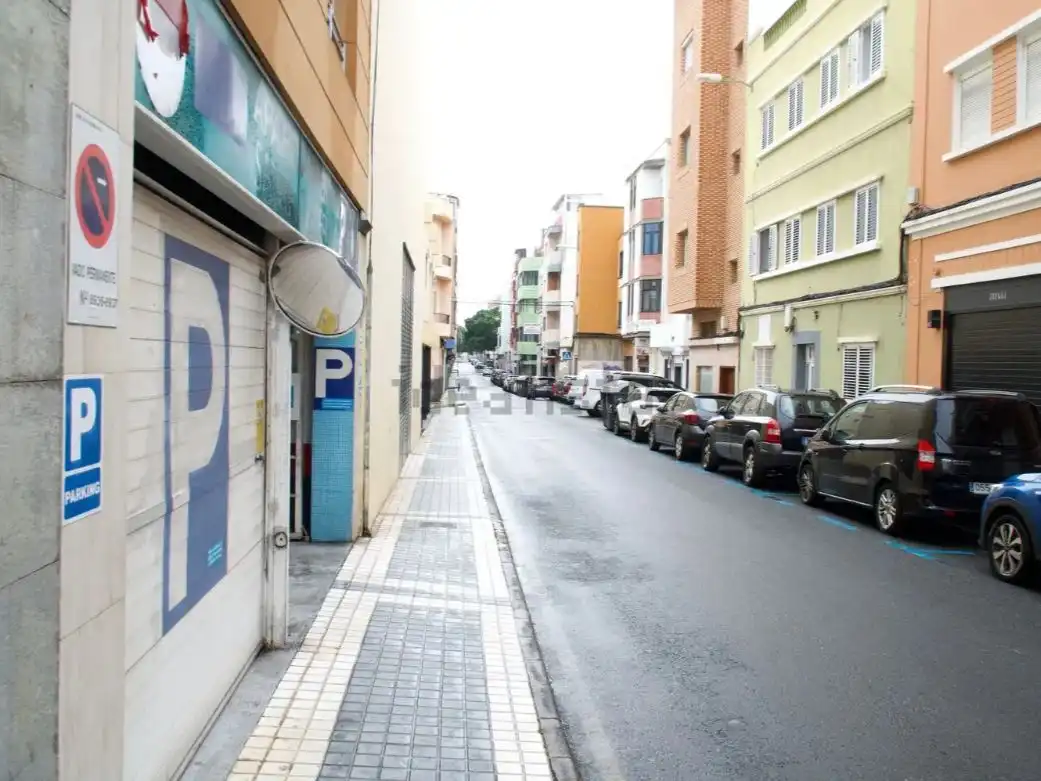 Pis en venda a Calle de Pérez del Toro, 37, Arenales - Lugo - Avda. Marítima Vista exterior de Pis en venda en Las Palmas de Gran Canaria amb Traster