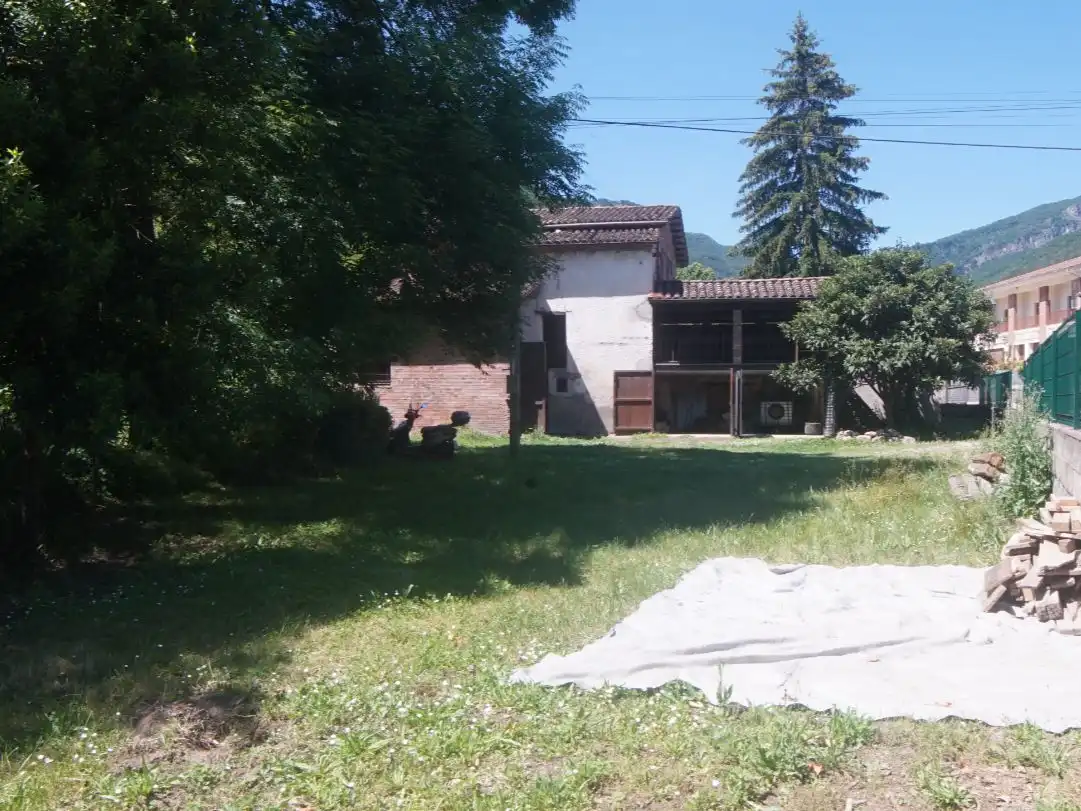 Pis en venda a Passeig General Estartús, 8, La Vall d'en Bas Pis en venda en La Vall d'en Bas amb Terrassa i Balcó
