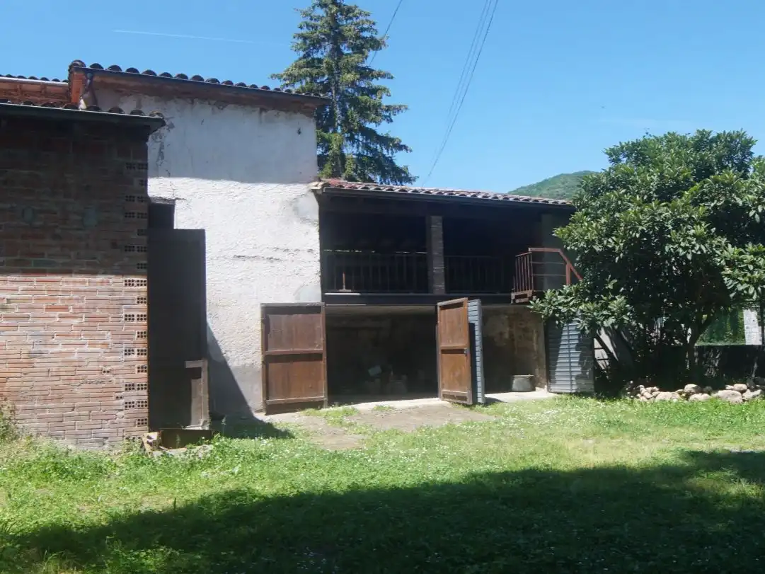 Pis en venda a Passeig General Estartús, 8, La Vall d'en Bas Vista exterior de Pis en venda en La Vall d'en Bas amb Terrassa i Balcó