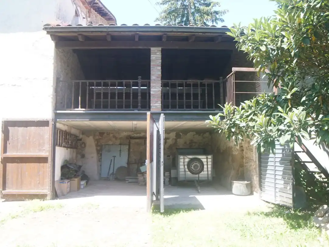 Pis en venda a Passeig General Estartús, 8, La Vall d'en Bas Vista exterior de Pis en venda en La Vall d'en Bas amb Terrassa i Balcó