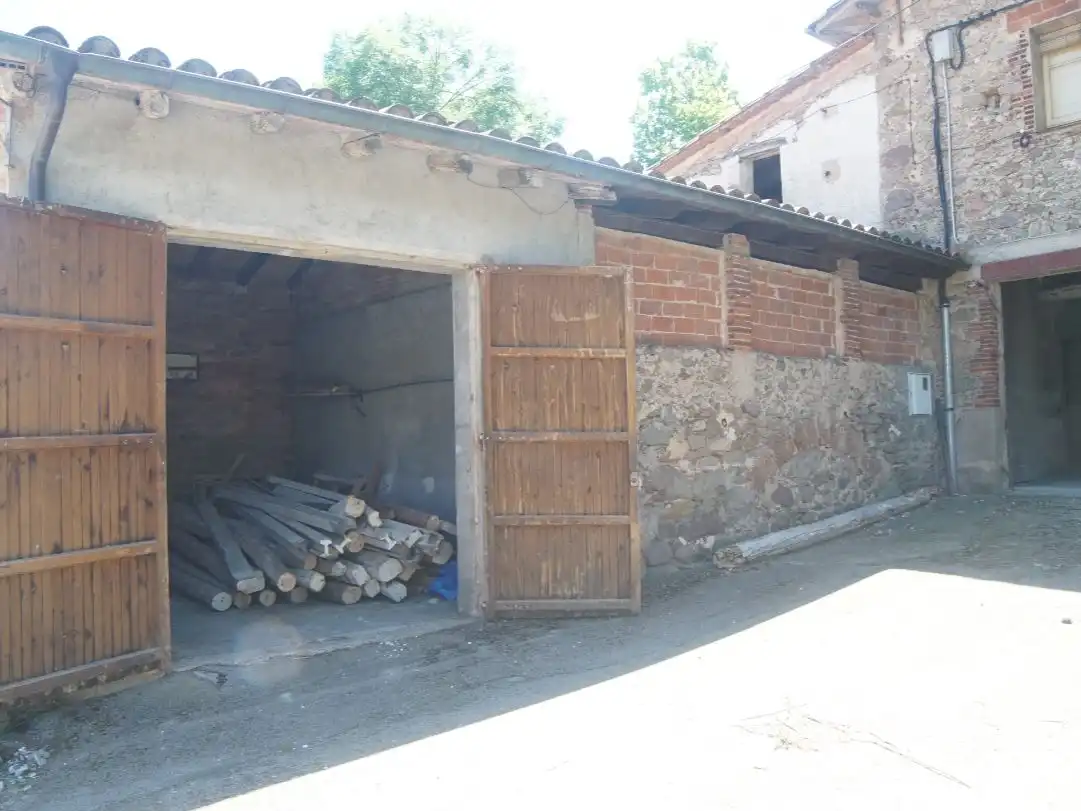 Pis en venda a Passeig General Estartús, 8, La Vall d'en Bas Vista exterior de Pis en venda en La Vall d'en Bas amb Terrassa i Balcó