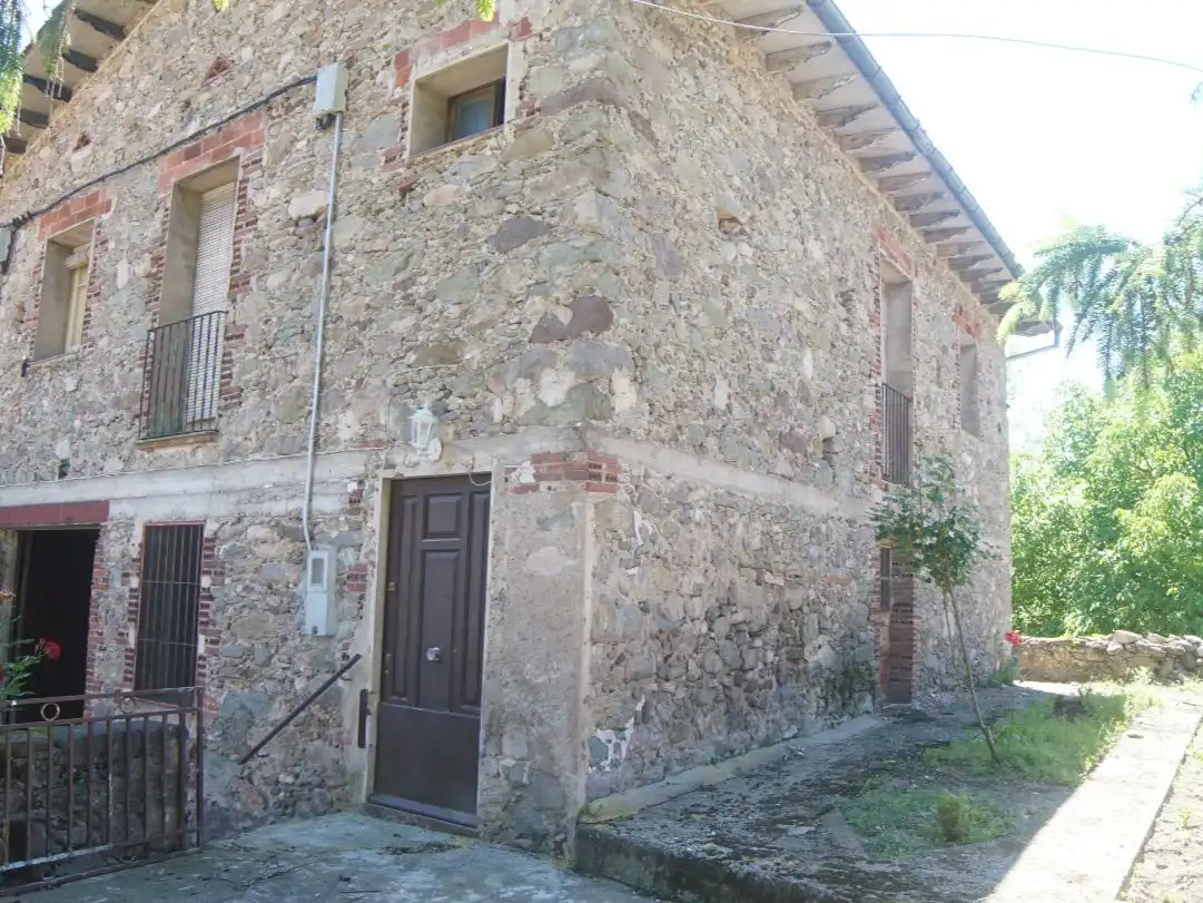 Pis en venda a Passeig General Estartús, 8, La Vall d'en Bas Vista exterior de Pis en venda en La Vall d'en Bas amb Terrassa i Balcó