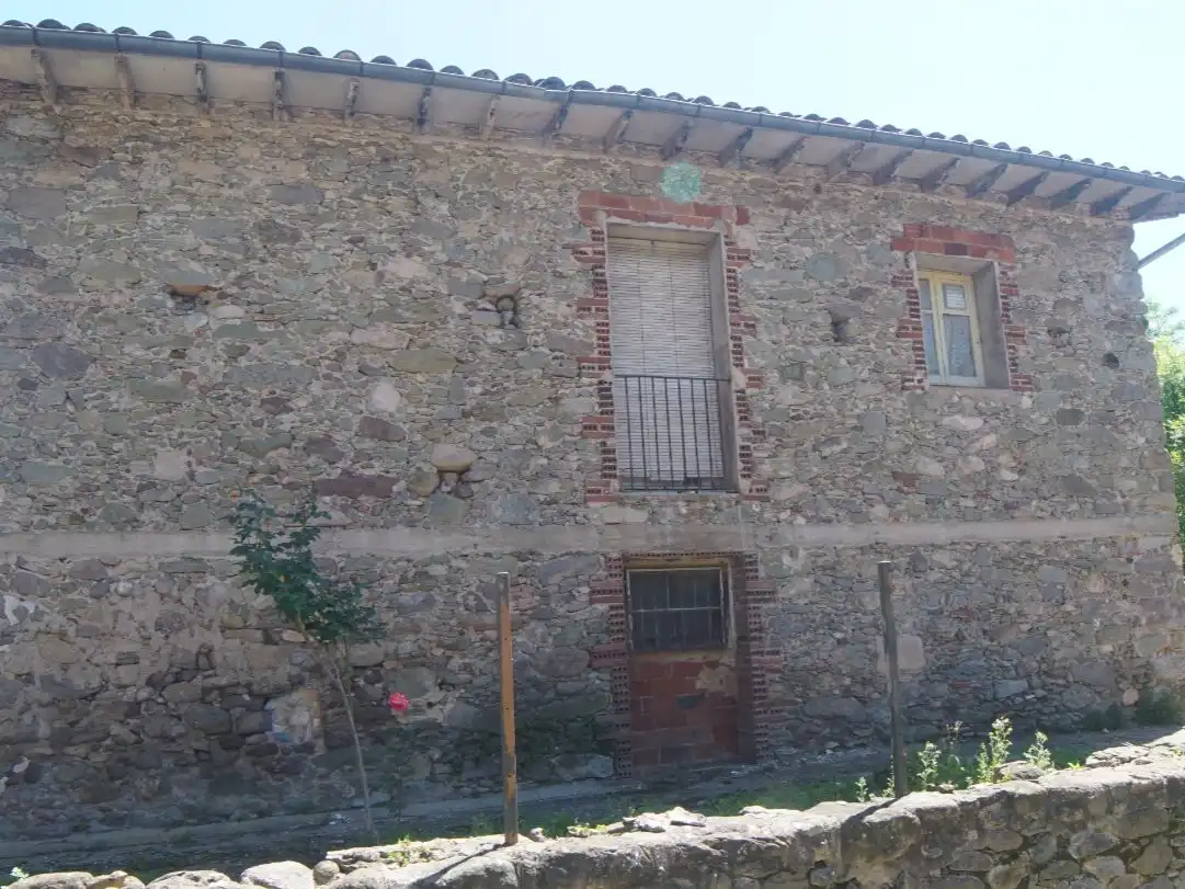 Pis en venda a Passeig General Estartús, 8, La Vall d'en Bas Vista exterior de Pis en venda en La Vall d'en Bas amb Terrassa i Balcó