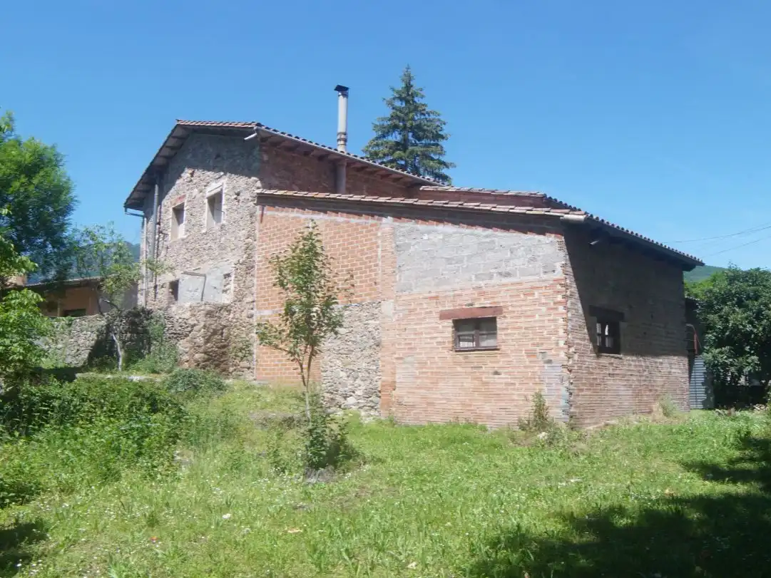 Pis en venda a Passeig General Estartús, 8, La Vall d'en Bas Vista exterior de Pis en venda en La Vall d'en Bas amb Terrassa i Balcó
