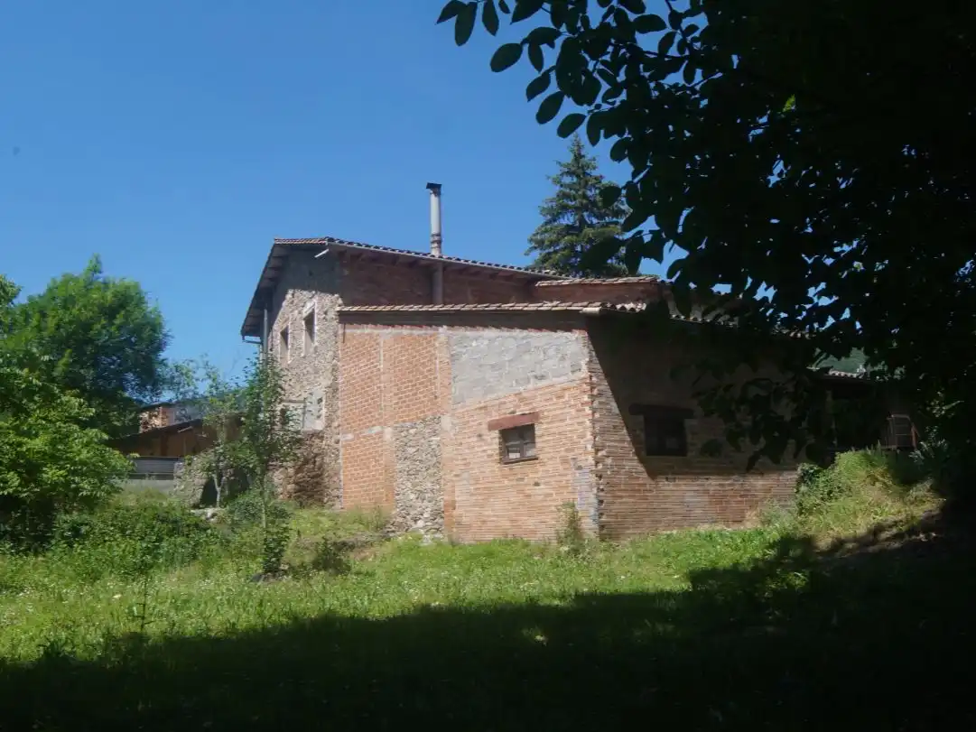 Pis en venda a Passeig General Estartús, 8, La Vall d'en Bas Vista exterior de Pis en venda en La Vall d'en Bas amb Terrassa i Balcó