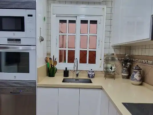 Casa adosada en venta en Calle Coroneles Lacasa, 3, Calvo Sotelo Cocina de Casa adosada en venta en Melilla con Aire acondicionado, Terraza y Amueblado