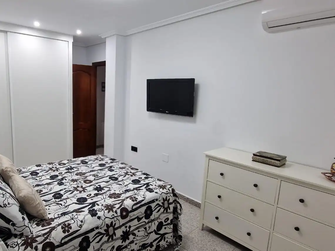 Casa adosada en venta en Calle Coroneles Lacasa, 3, Calvo Sotelo Habitación de Casa adosada en venta en Melilla con Aire acondicionado, Terraza y Amueblado
