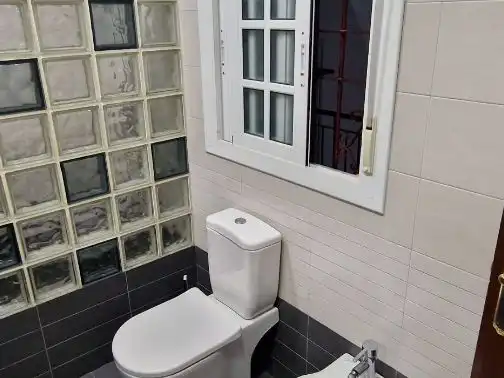 Casa adosada en venta en Calle Coroneles Lacasa, 3, Calvo Sotelo Baño de Casa adosada en venta en Melilla con Aire acondicionado, Terraza y Amueblado