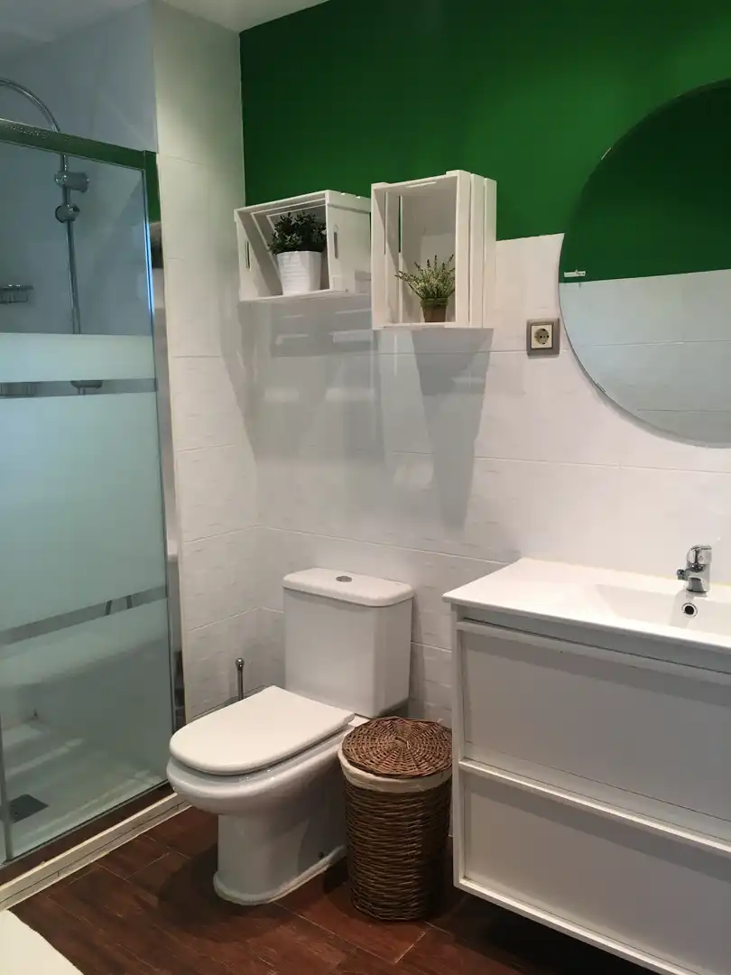 Flat for rent in Calle Canoa, 16, Alameda de Osuna Bathroom of Flat for rent in Madrid with Air Conditioner, Heating and Private garden
