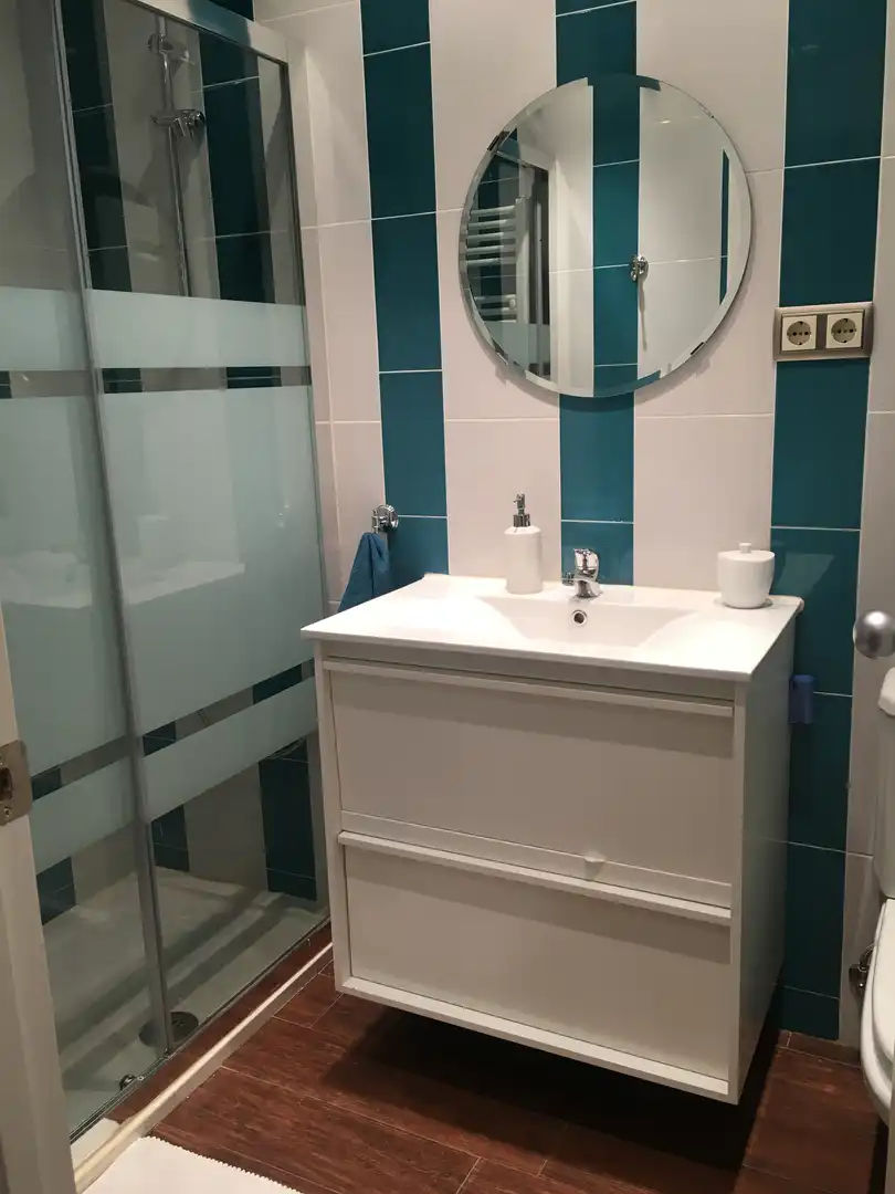Flat for rent in Calle Canoa, 16, Alameda de Osuna Bathroom of Flat for rent in Madrid with Air Conditioner, Heating and Private garden