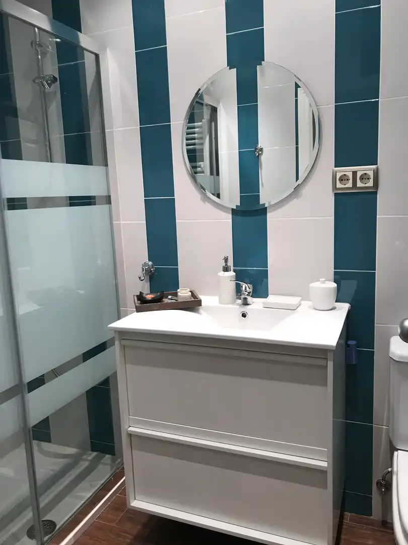 Flat for rent in Calle Canoa, 16, Alameda de Osuna Bathroom of Flat for rent in Madrid with Air Conditioner, Heating and Private garden