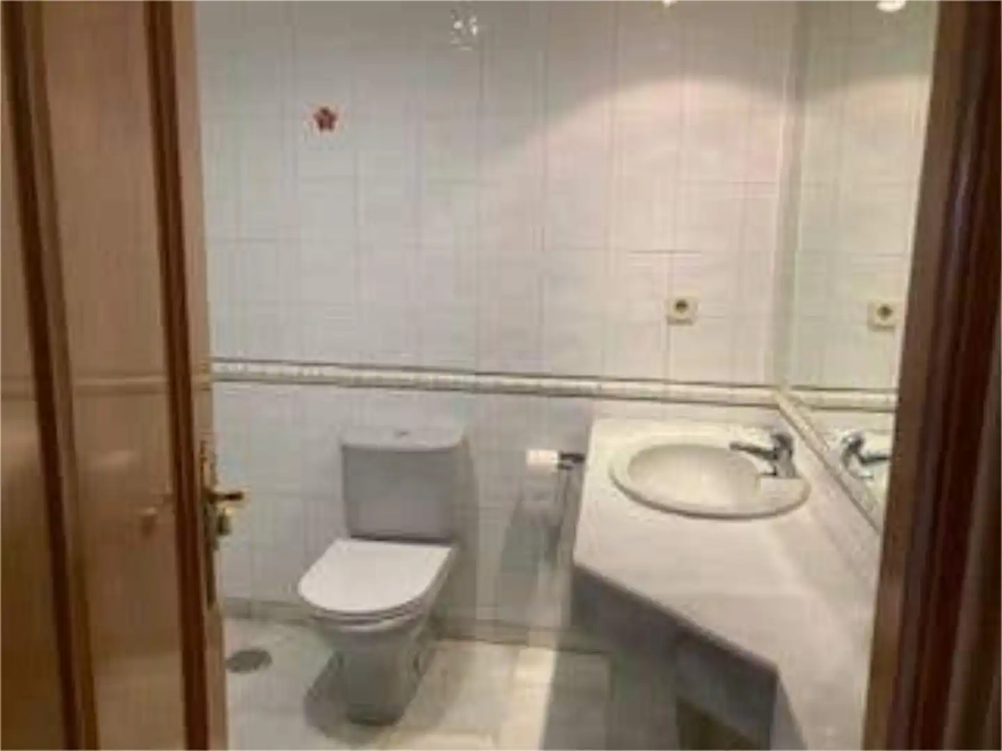Flat for rent in Barrio de Zaidín Bathroom of Flat for rent in Granada with Heating, Terrace and Storage room