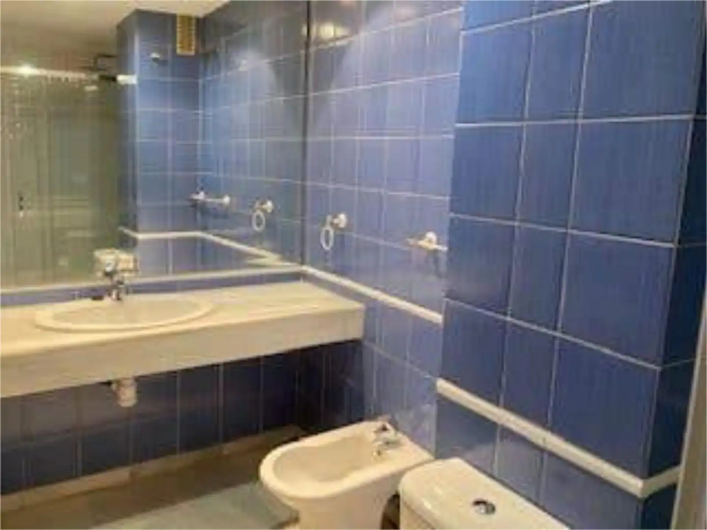 Flat for rent in Barrio de Zaidín Bathroom of Flat for rent in Granada with Heating, Terrace and Storage room
