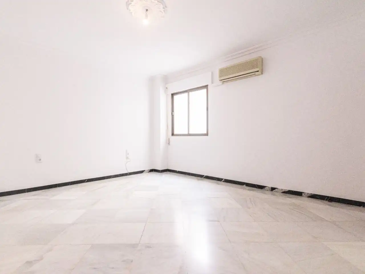 Habitación de Piso de alquiler en Coria del Río con Aire acondicionado, Terraza y Balcón