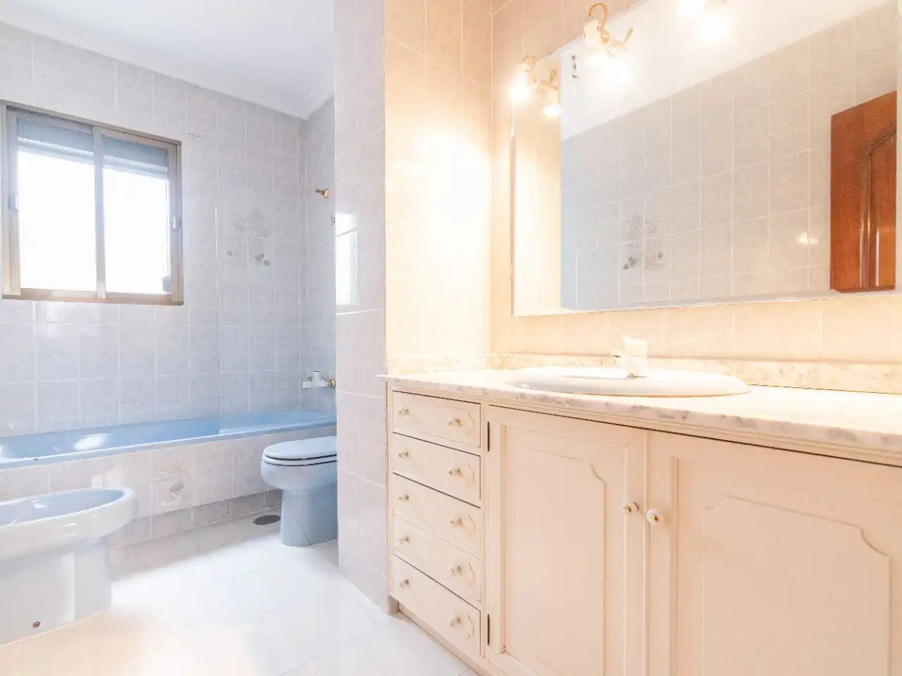 Baño de Piso de alquiler en Coria del Río con Aire acondicionado, Terraza y Balcón