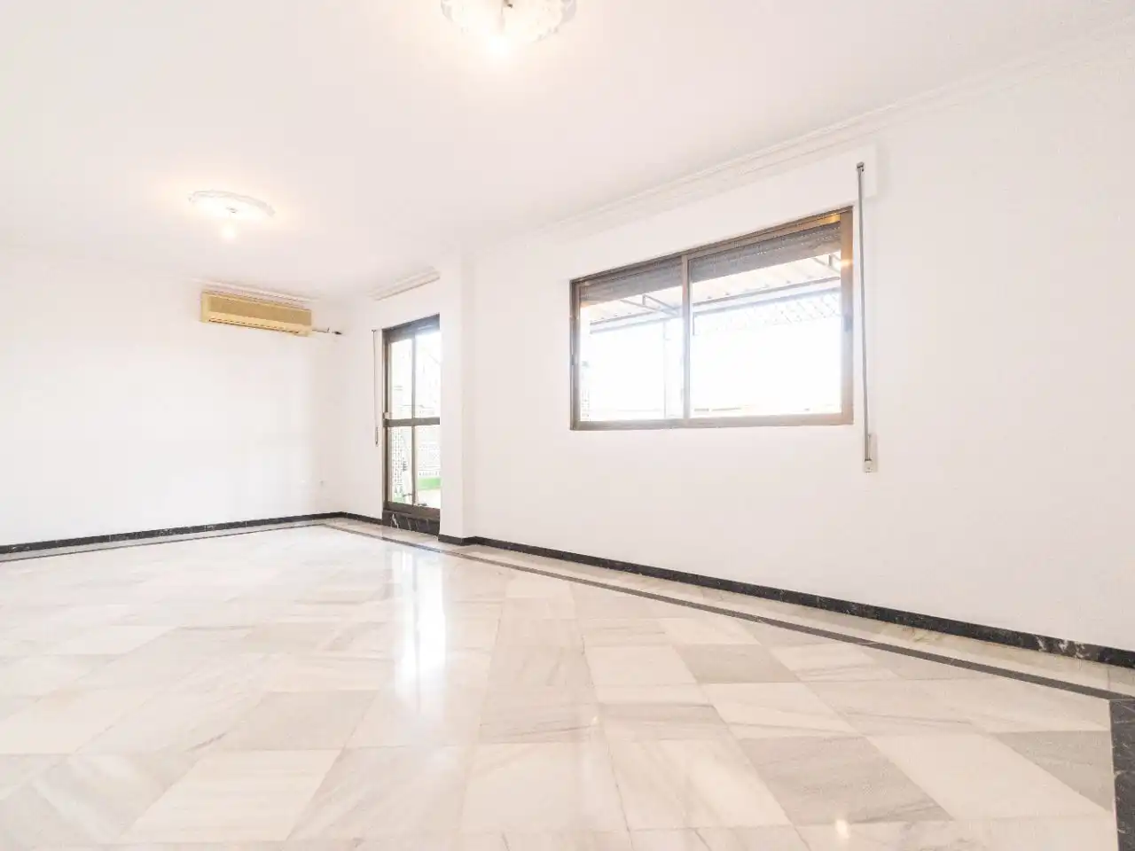 Sala de estar de Piso de alquiler en Coria del Río con Aire acondicionado, Terraza y Balcón
