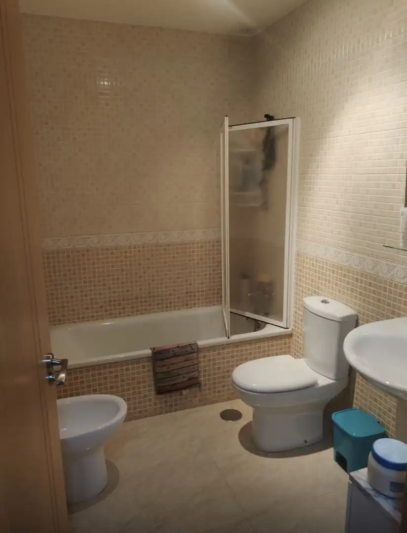 Baño de Piso de alquiler en Los Santos de Maimona con Aire acondicionado, Calefacción y Amueblado