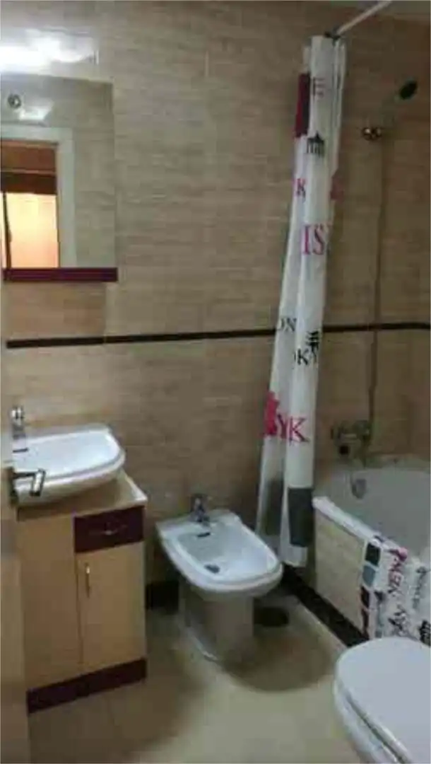 Wohnung zur Miete in Nuevo Hospital Badezimmer von Wohnung zur Miete in Ciudad Real Capital mit Schwimmbad