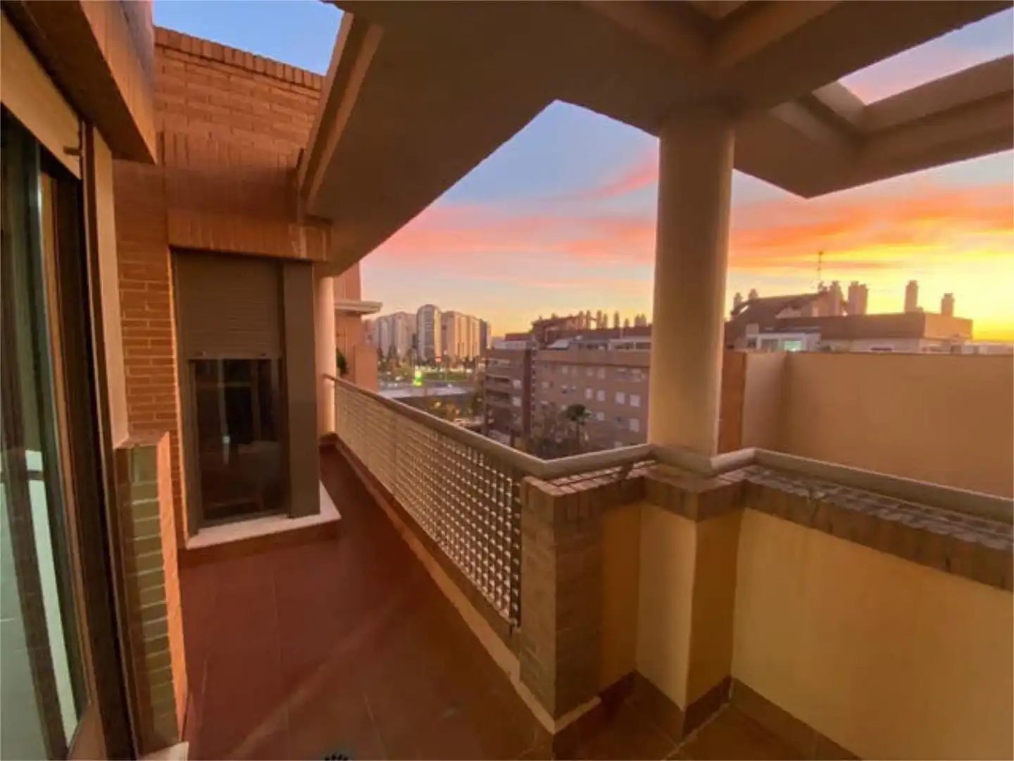 Àtic de lloguer a Sant Pau Vista exterior de Àtic de lloguer en Valencia amb Calefacció, Jardí privat i Terrassa
