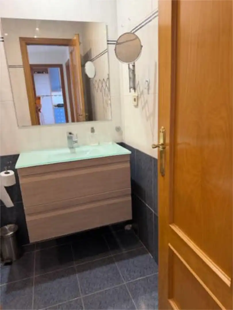 Attic for rent in Sant Pau Bathroom of Attic for rent in Valencia Capital with Terrace and Swimming Pool