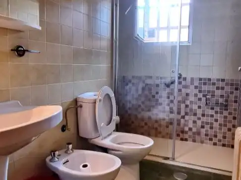 Baño de Piso de alquiler en  Pamplona / Iruña con Aire acondicionado, Calefacción y Parquet