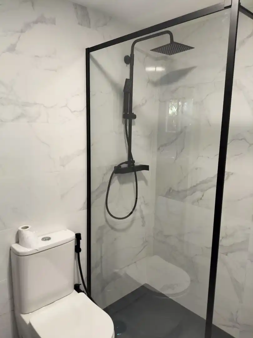 Apartments for sale in Calle Gruta de Las Maravillas, 29, Urbadiez - Entrepuentes Bathroom of Apartments for sale in Sevilla with Air Conditioner and Furnished