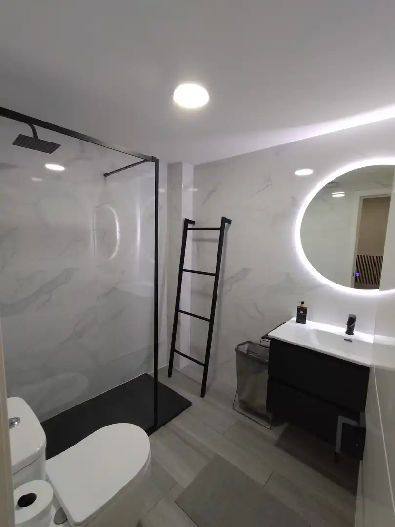 Apartments for sale in Calle Gruta de Las Maravillas, 29, Urbadiez - Entrepuentes Bathroom of Apartments for sale in Sevilla with Air Conditioner and Furnished