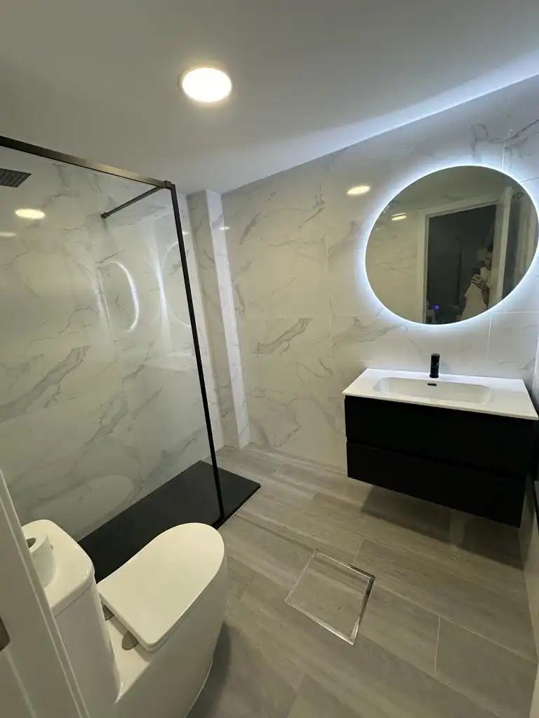 Apartments for sale in Calle Gruta de Las Maravillas, 29, Urbadiez - Entrepuentes Bathroom of Apartments for sale in Sevilla with Air Conditioner and Furnished