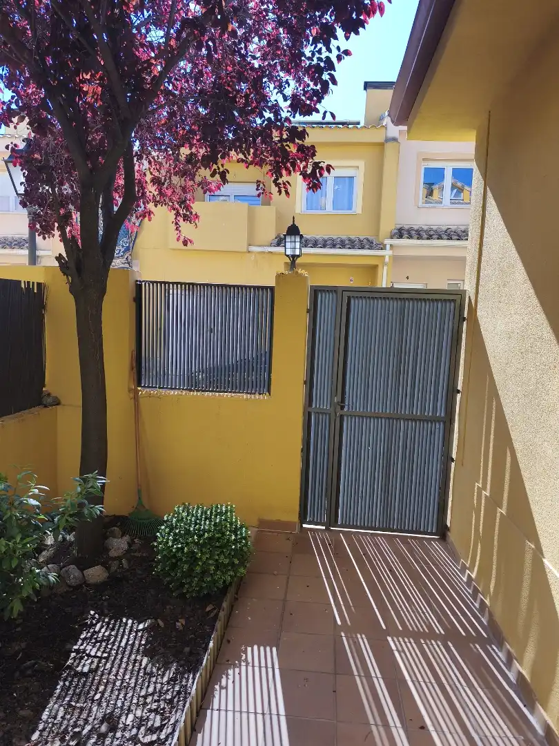 Casa adosada en venda a Calle del Enebro, 5, Fresnedillas de la Oliva Vista exterior de Casa adosada en venda en Fresnedillas de la Oliva amb Calefacció, Jardí privat i Terrassa