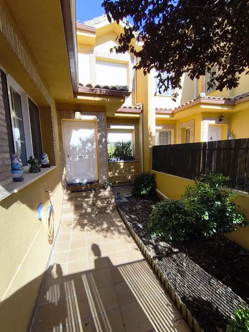 Einfamilien-Reihenhaus zum Verkauf in Calle del Enebro, 5, Fresnedillas de la Oliva Einfamilien-Reihenhaus zum Verkauf in Fresnedillas de la Oliva mit Heizung, Privatgarten und Terrasse