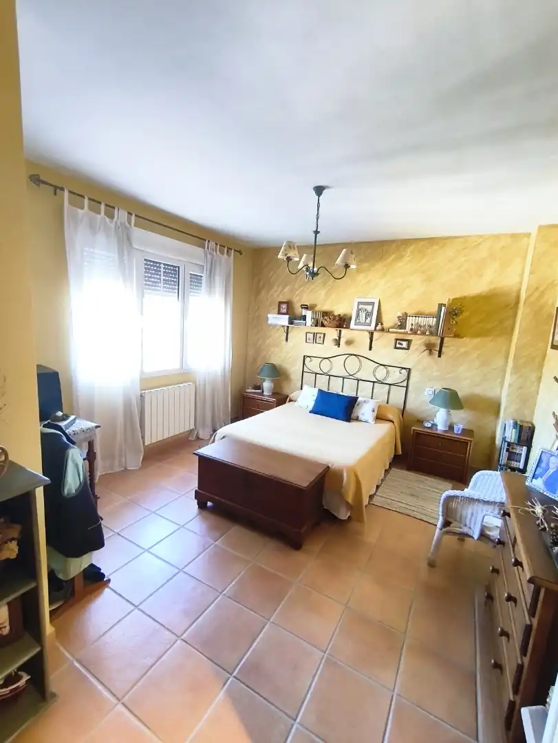Casa adosada en venda a Calle del Enebro, 5, Fresnedillas de la Oliva Dormitori de Casa adosada en venda en Fresnedillas de la Oliva amb Calefacció, Jardí privat i Terrassa
