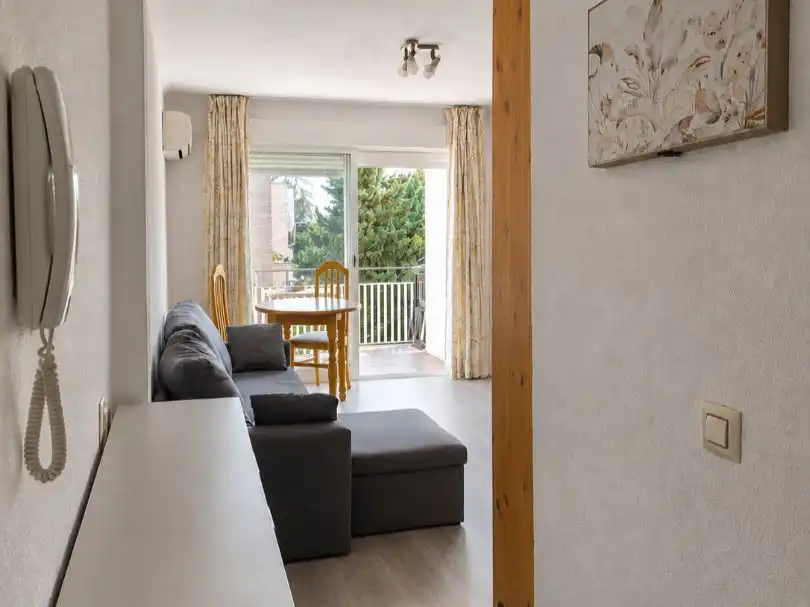 Piso en venta en Calle de Pilar Cavero, 6, San Pascual Sala de estar de Piso en venta en Madrid con Aire acondicionado, Calefacción y Jardín privado