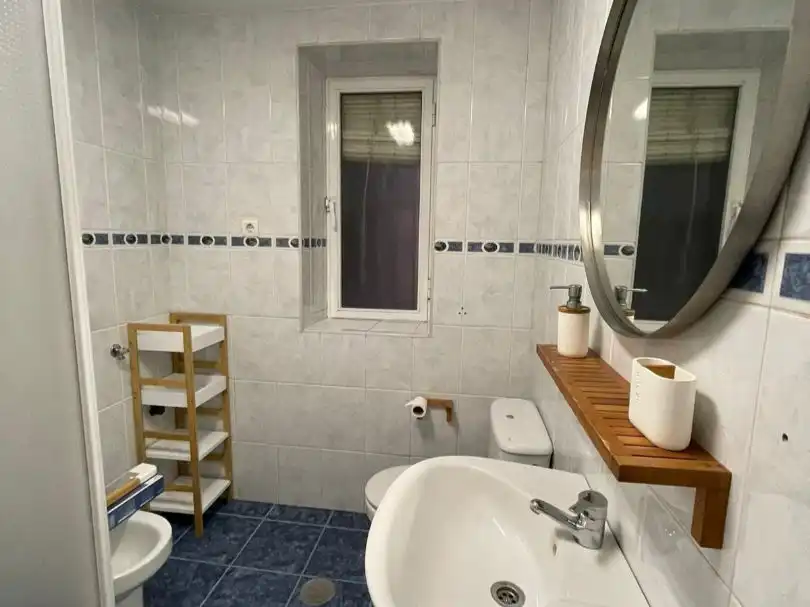 Flat for rent in Calle Linares, 6, Avda de Madrid - Pº de la Estación Bathroom of Flat for rent in Jaén with Air Conditioner, Parquet flooring and Furnished